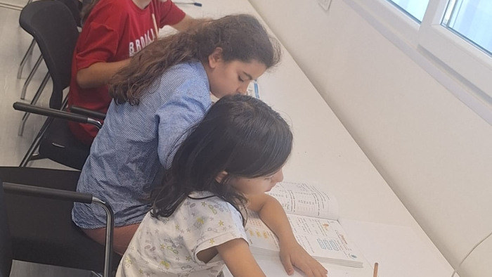 Kıymetli Yönetim kurulu üyemiz Kübra Işık hanımefendi Saman Köy'de depremden zarar görenlerin barınağı olan Konteyner kentte Matematik dersi vererek farkındalık yaratmıştır.